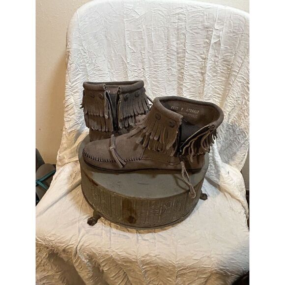 MINNETONKA Gray Suede Hard Bottom Fringe Moccasin Ankle Boots Women's Size 7 - Picture 5 of 8